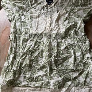 Sonoma cotton print top with eyelet trim in Light Sage. Brand new. Size Medium.